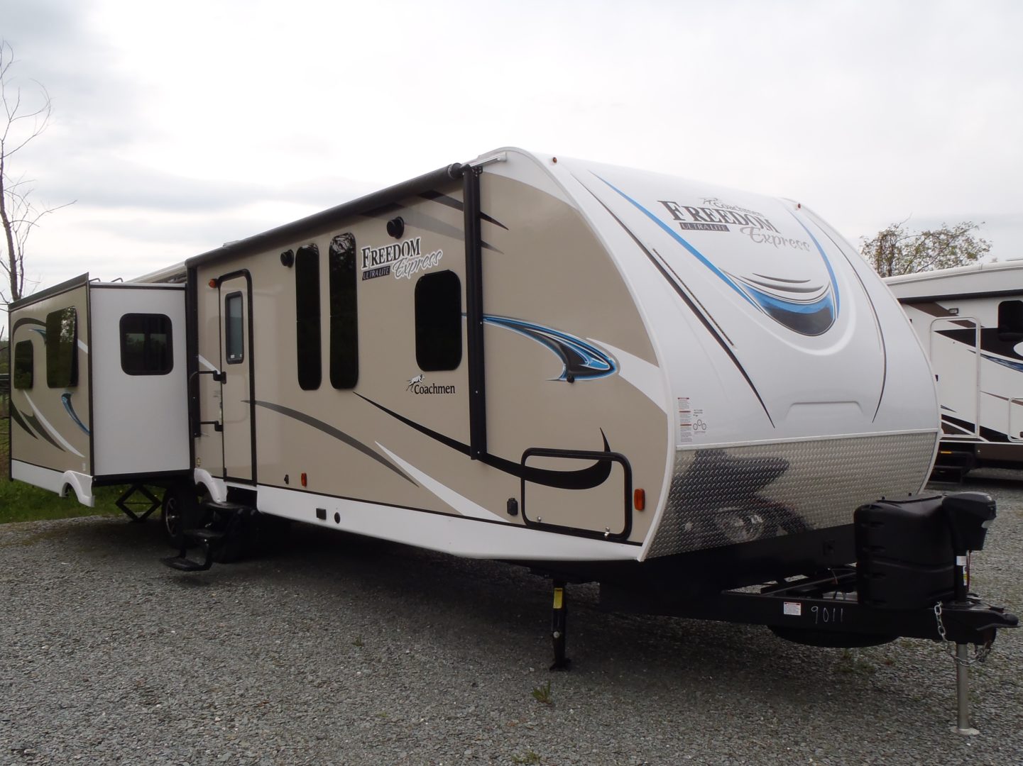 2019 Freedom Express 323BHDS Mid Bunk Travel Trailer